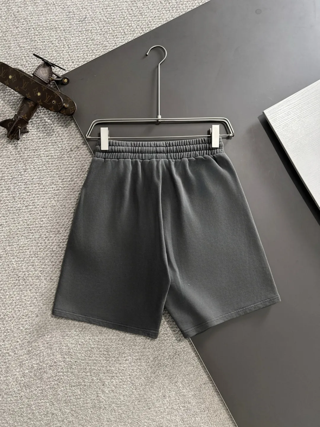 🅿️330 shipped next day, high quality Stone lsland/stone island 2025 spring and summer new style casual solid color loose shorts with elastic band, two needle stitches at the hem of the trousers, fine and firm stitching, custom-made fabrics at the counter, high breathability and comfort, impeccable details, brand element design concept, reflecting high quality. It feels delicate and soft! It presents a casual cut and the upper body shape is great! Size: S-XXL